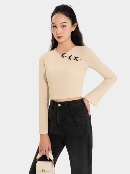 Áo croptop tay dài đính nơ mang lại vẻ cá tính cho nàng