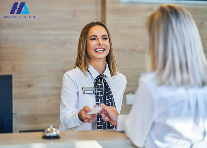 Mẫu áo sơ mi đồng phục lễ tân lịch sự và trẻ trung