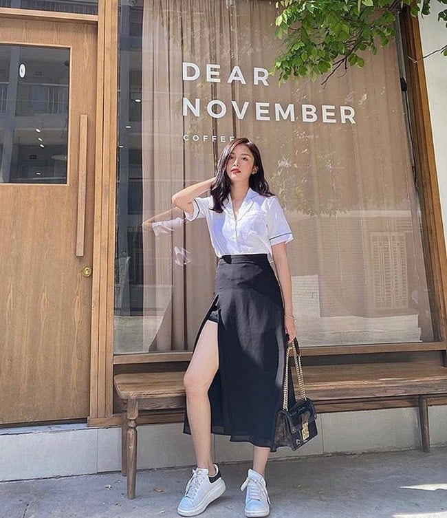 Áo sơ mi và chân váy xẻ tà