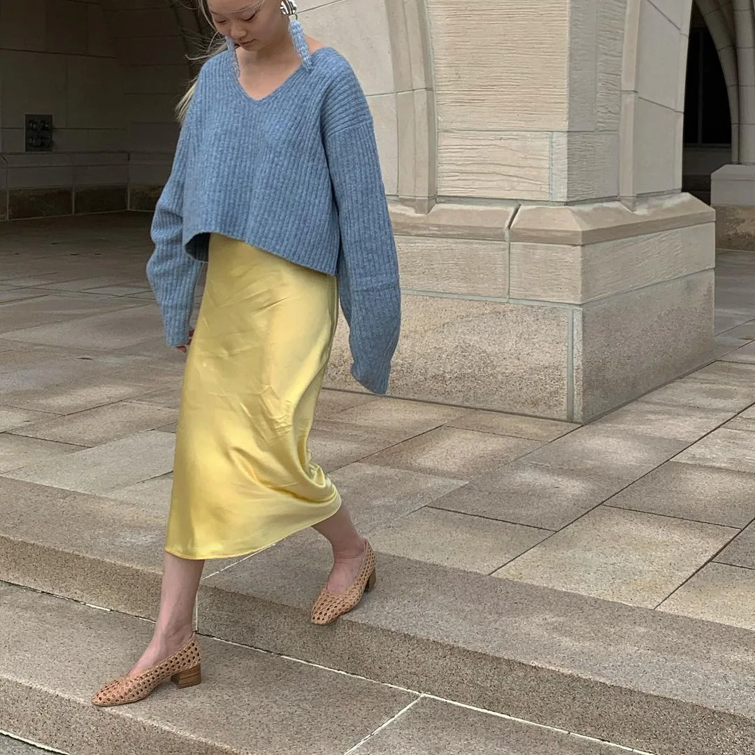 Thời trang công sở với chân váy lụa phối sweater xanh