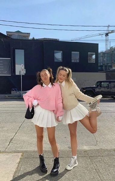 Áo len dáng rộng phối chân váy xếp ly phong cách oversized