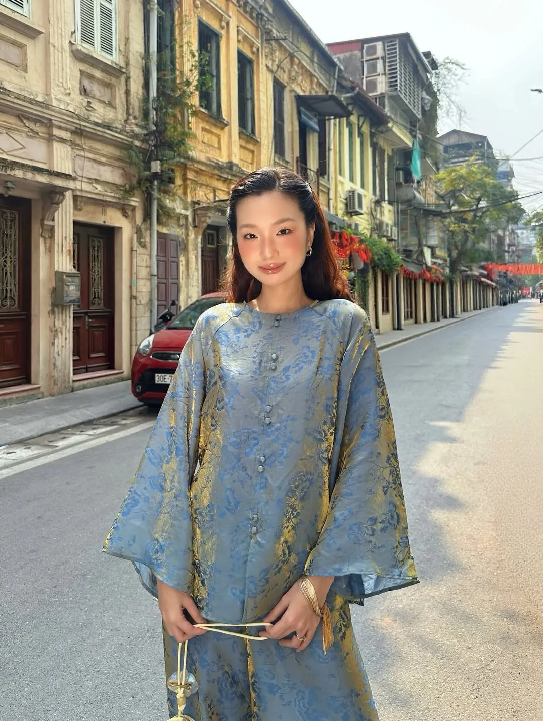 Áo bà ba dệt gấm hoa chìm phối quần lụa cùng tone