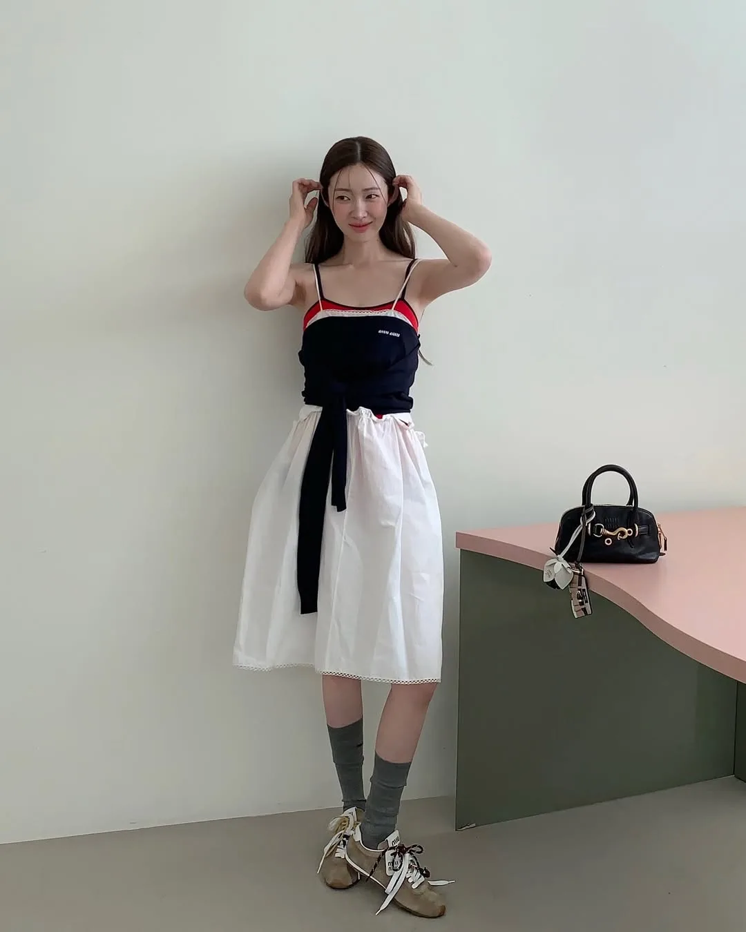 Sành điệu mà không ngột ngạt, bản phối hai lớp áo ba lỗ đang thống trị street style mùa nóng
