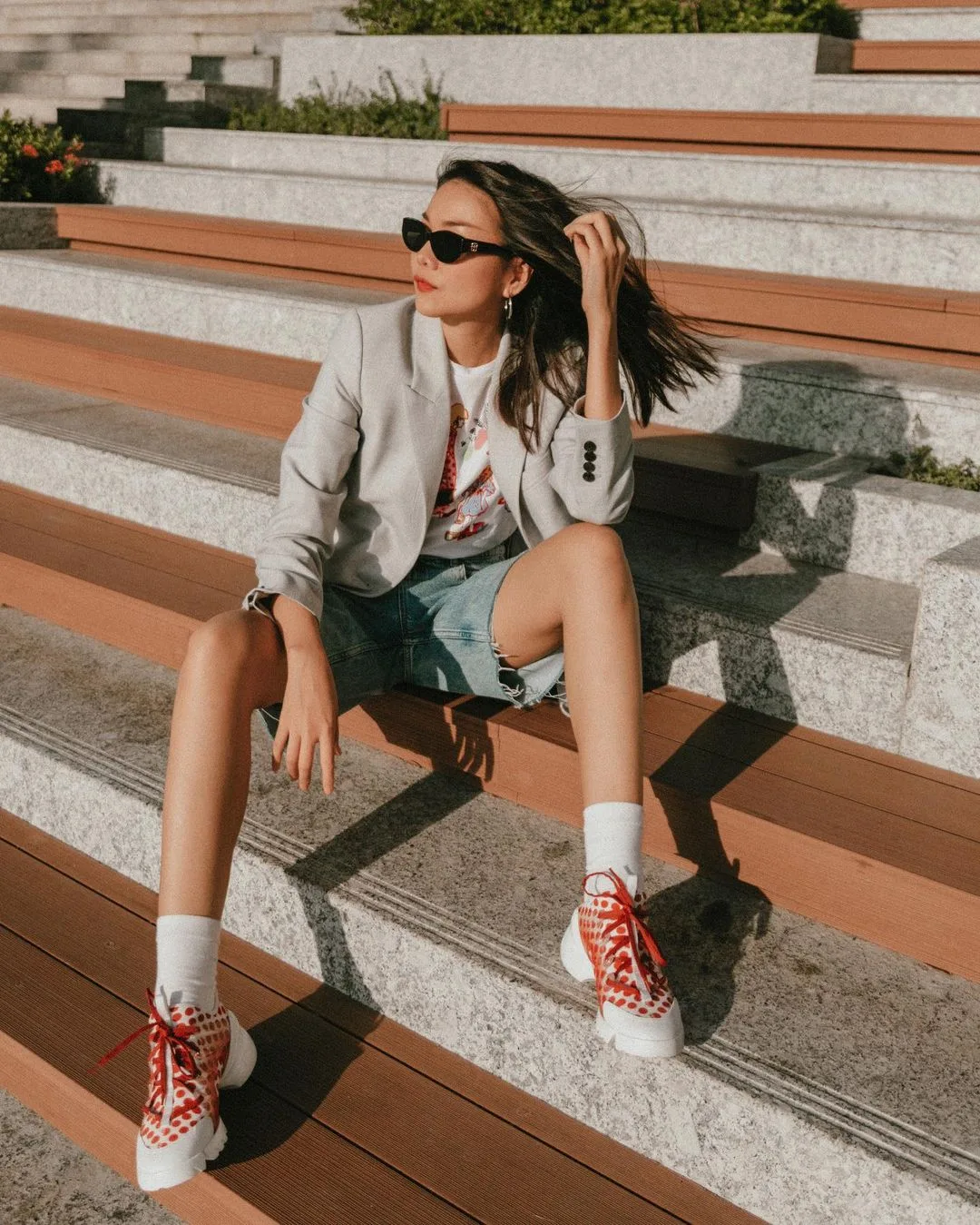 Kết hợp áo blazer thanh lịch với áo thun trơn