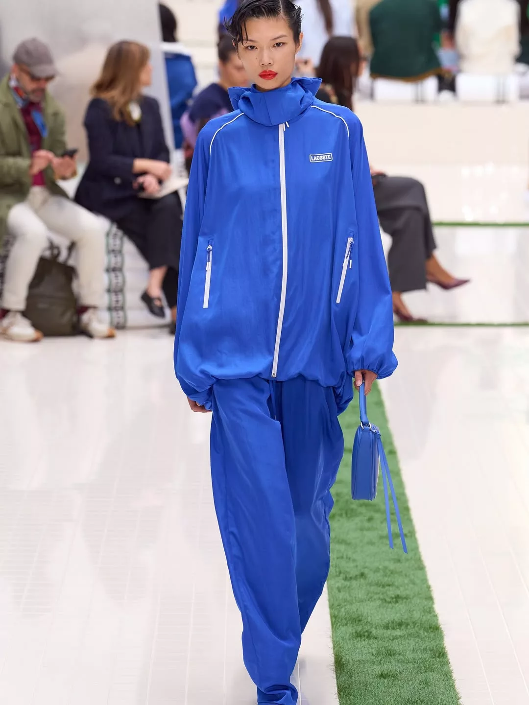 Chất liệu kỹ thuật nhẹ mang đến chuyển động linh hoạt trên runway