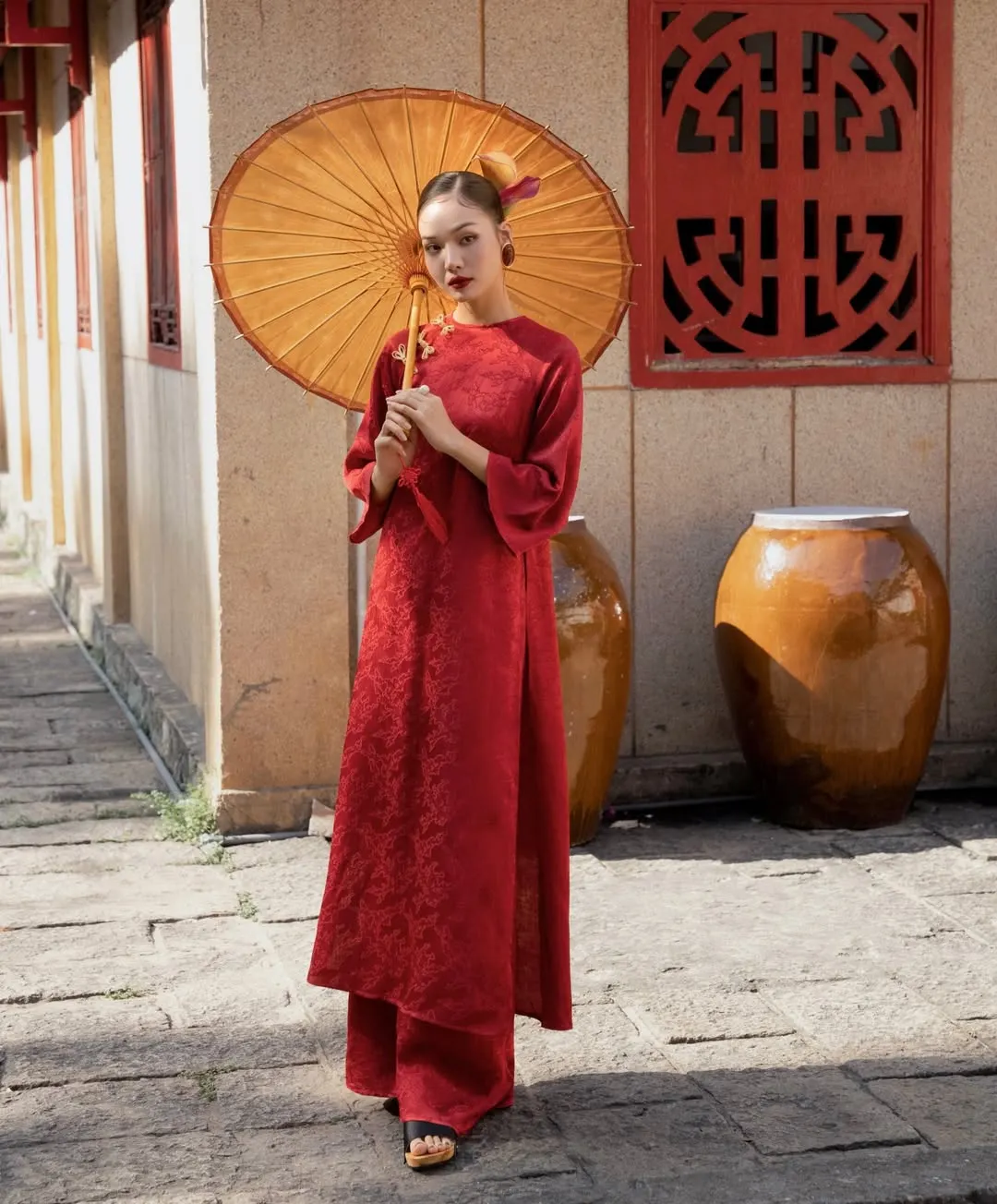 Ô giấy vàng bên áo dài tông nóng