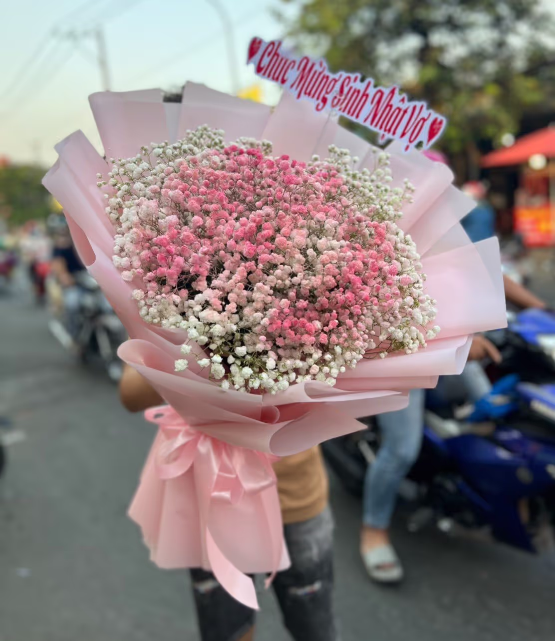 Người dân mua hoa tại vựa hoa Thủ Đức