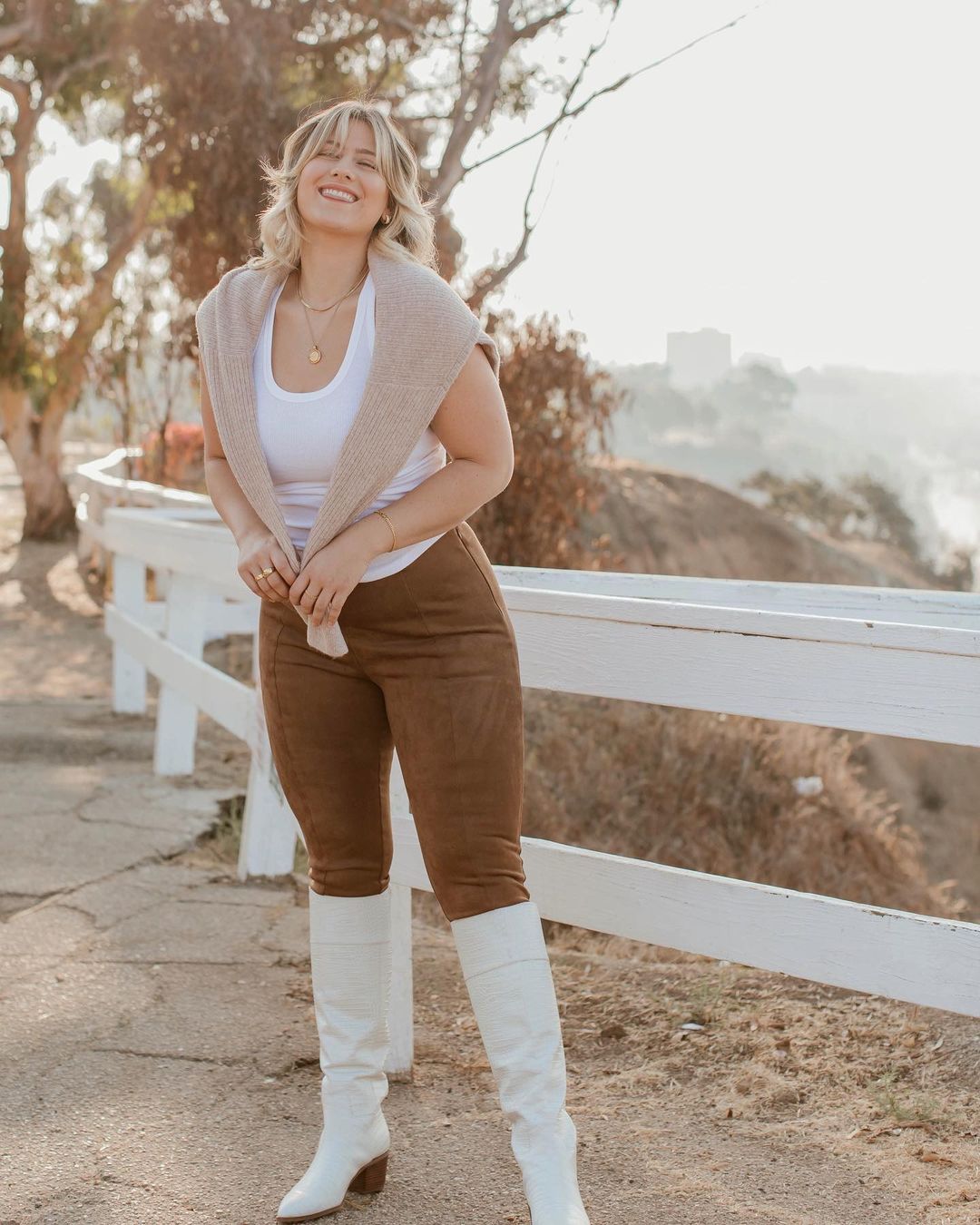 Cô nàng đầy đặn phối đồ phong cách athleisure khỏe khoắn với áo thun 3 lỗ