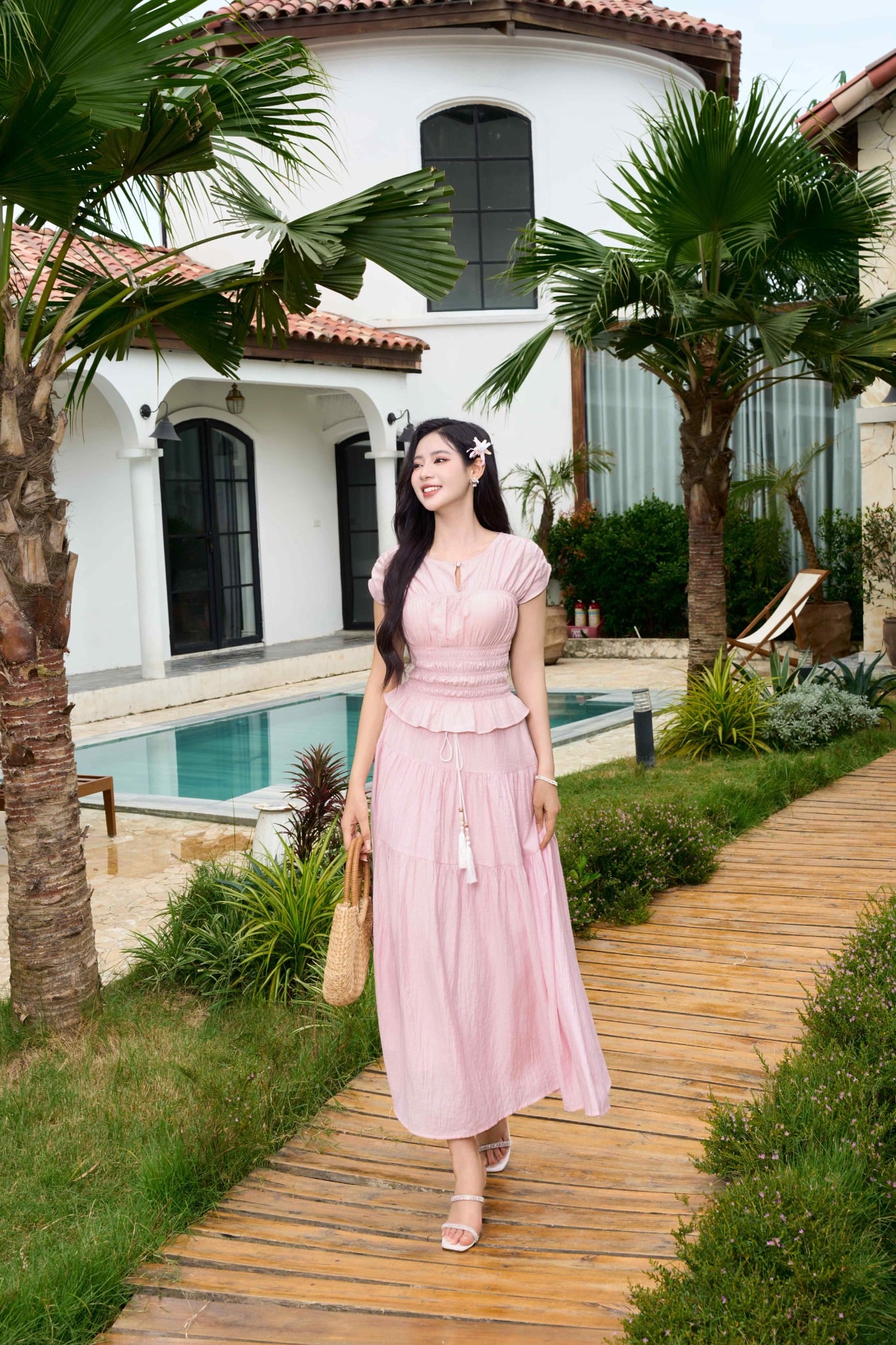 Váy hồng pastel đi biển