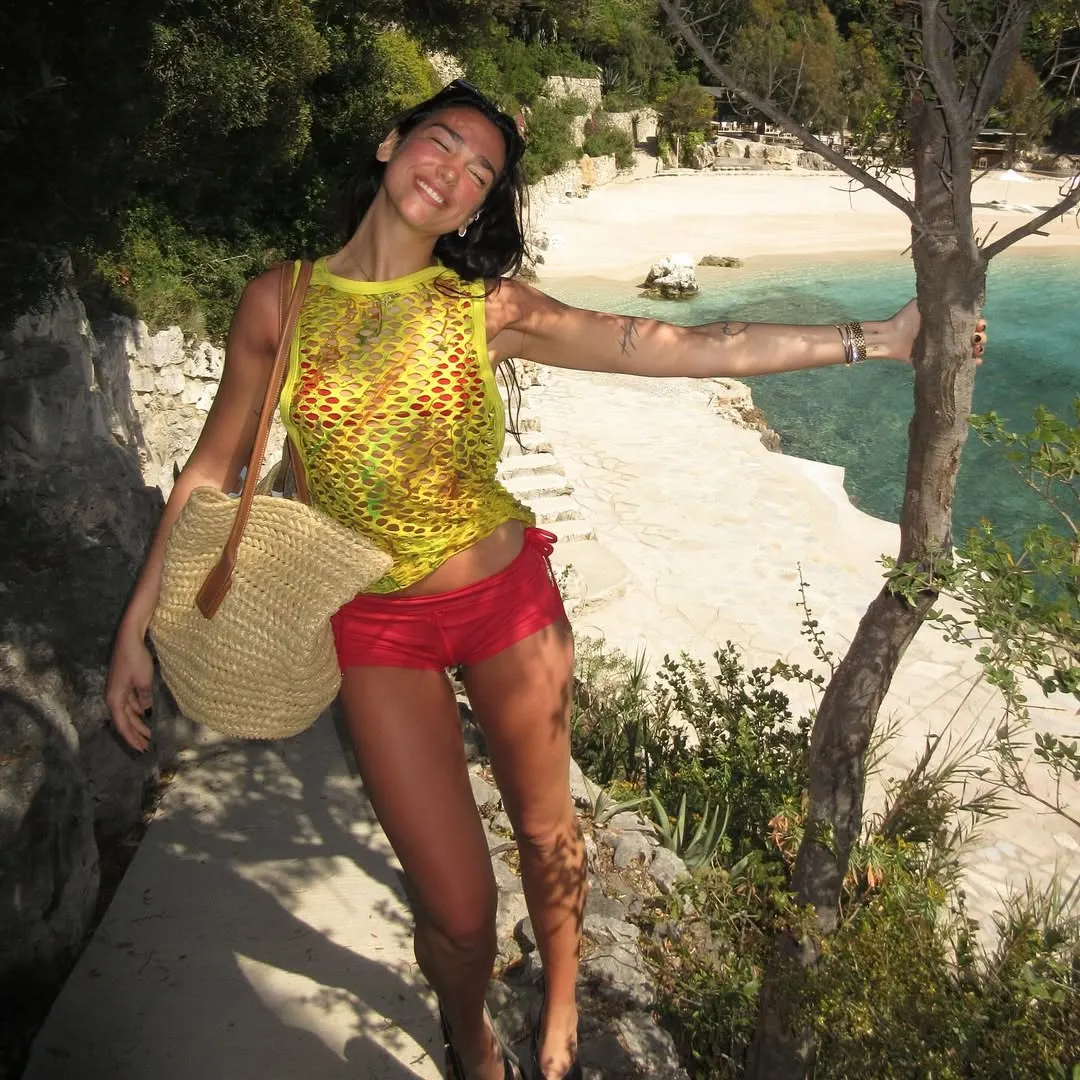 Bikini phối áo xuyên thấu đi biển