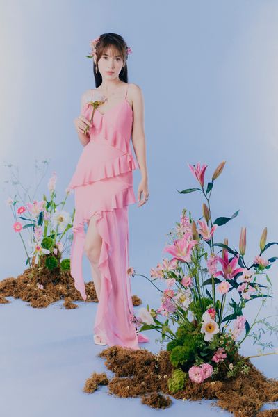 Đầm ôm cổ tim phối bèo xéo đính hoa có độ mềm mại và nổi bật vừa phải