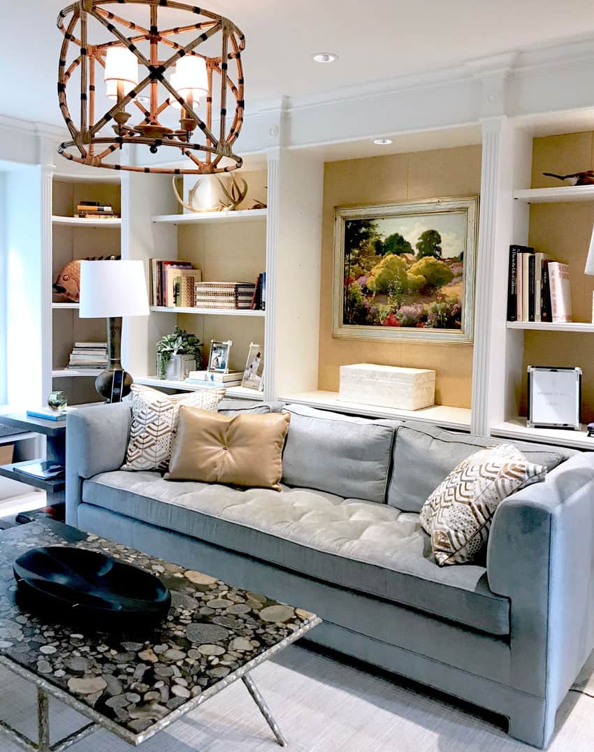 Điểm nhấn phòng khách với sofa và tranh nghệ thuật