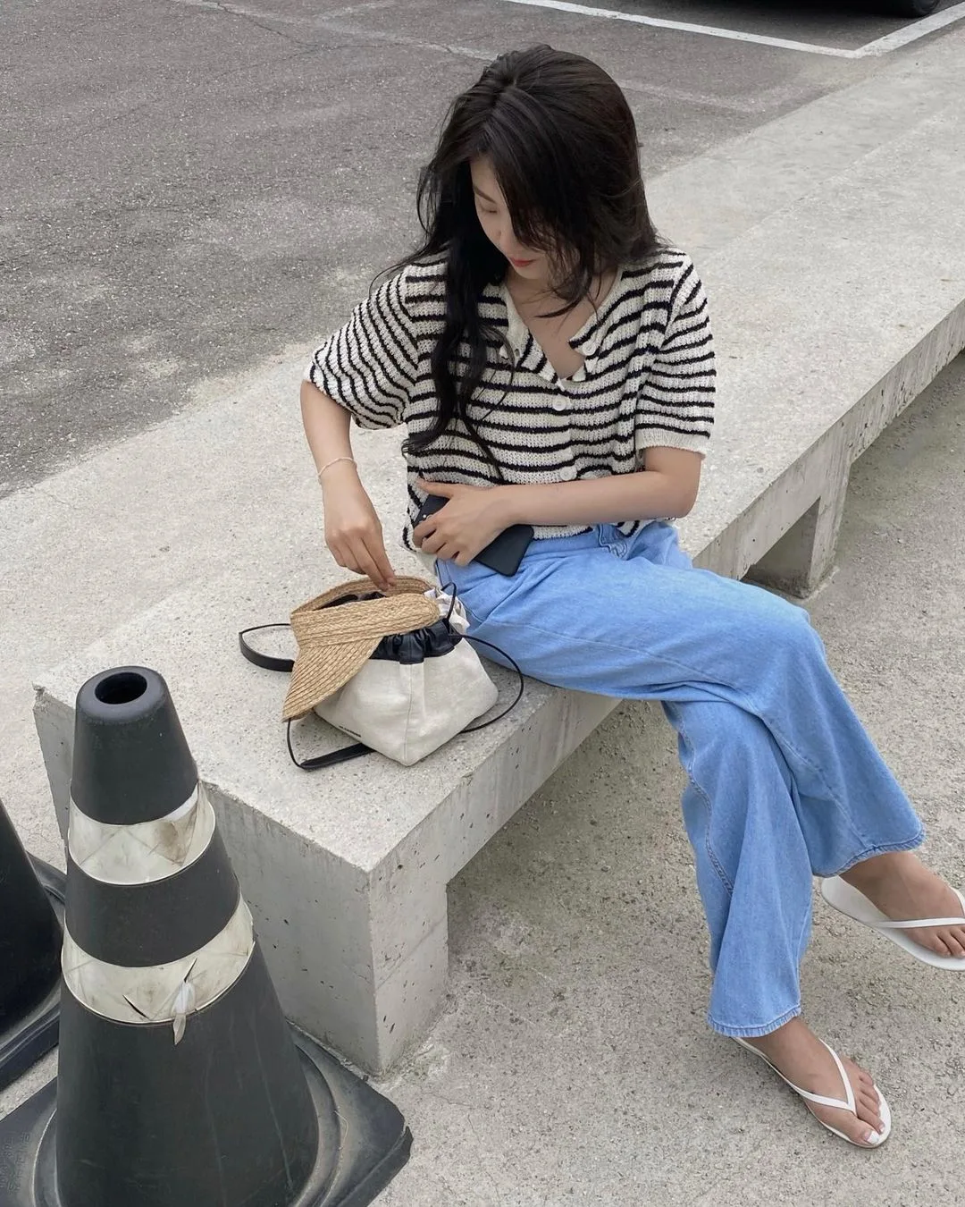 Áo kẻ sọc ngắn tay phối quần jeans công sở