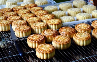 Đánh trứng làm bông lan