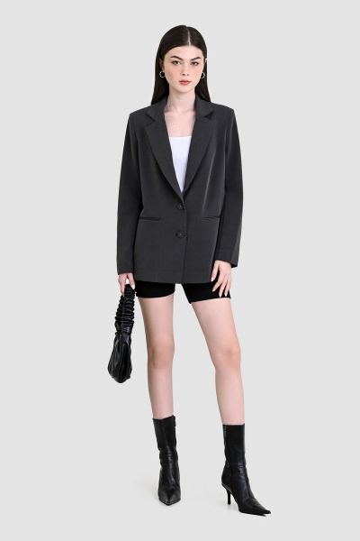 Áo thun kẻ sọc tăm phối cùng blazer tạo điểm nhấn cổ điển