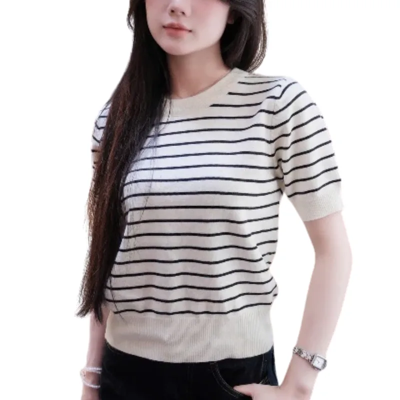 Áo len dệt kim và quần ống rộng tạo diện mạo đồng nhất, gọn mắt