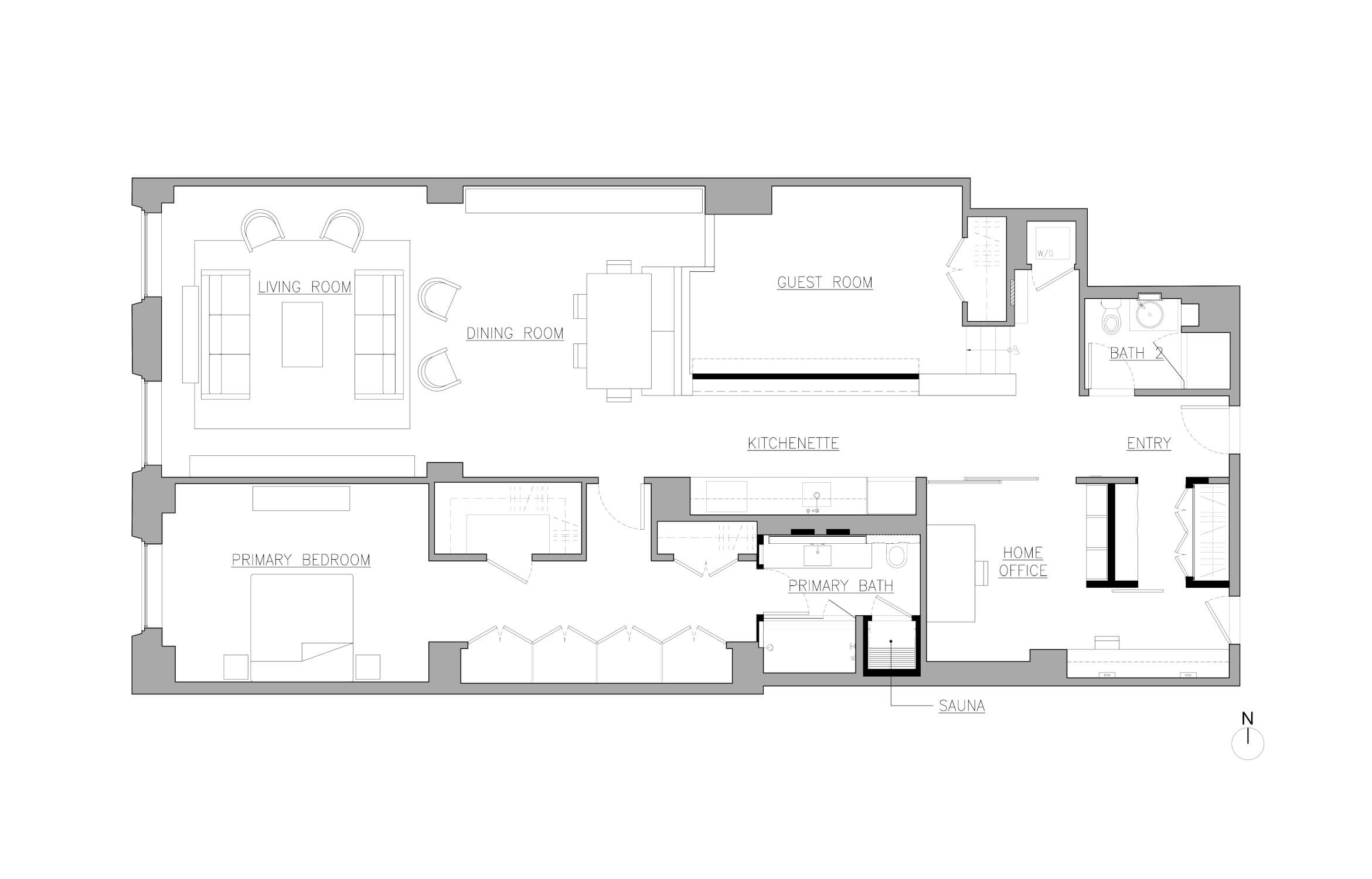 Người trẻ đang xem xét hồ sơ và bản đồ khi chọn mua căn hộ