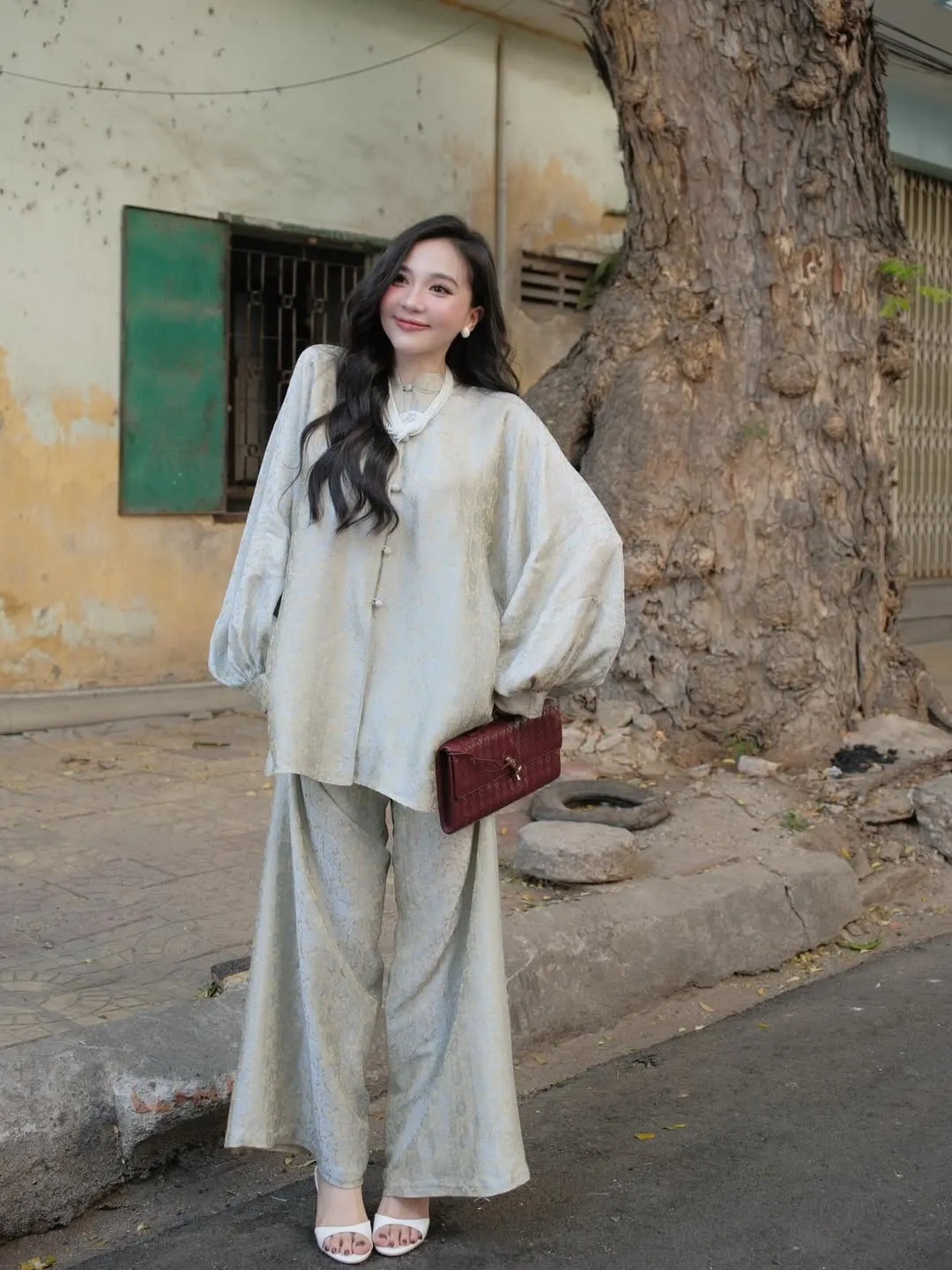 Áo bà ba tay bồng trên nền lụa tơ
