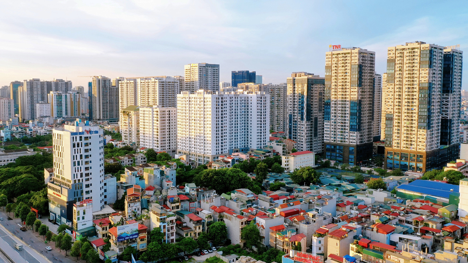 Nhà đầu tư theo dõi danh mục bất động sản