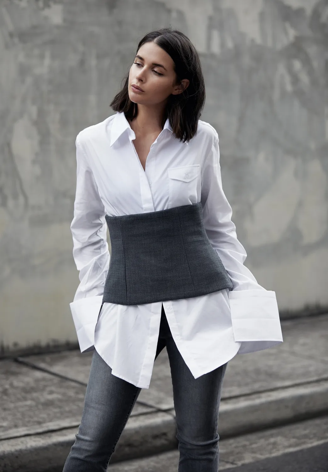 Biến tấu đồ công sở mặc corset ngoài áo sơ mi