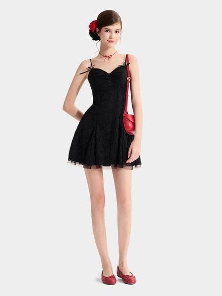 Đầm ren mini cổ tim