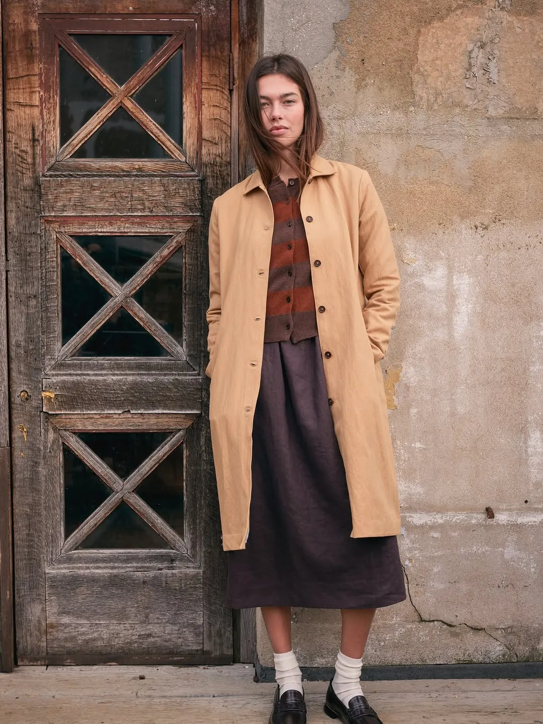Sự kết hợp của chất liệu len mỏng và trench coat cho bạn outfit đủ ấm nhưng không bị quá nặng nề