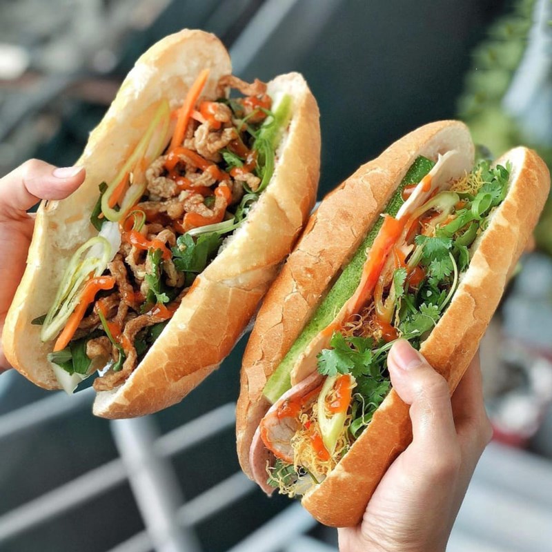 Bánh mì Việt với đầy đủ nhân pate, thịt, rau