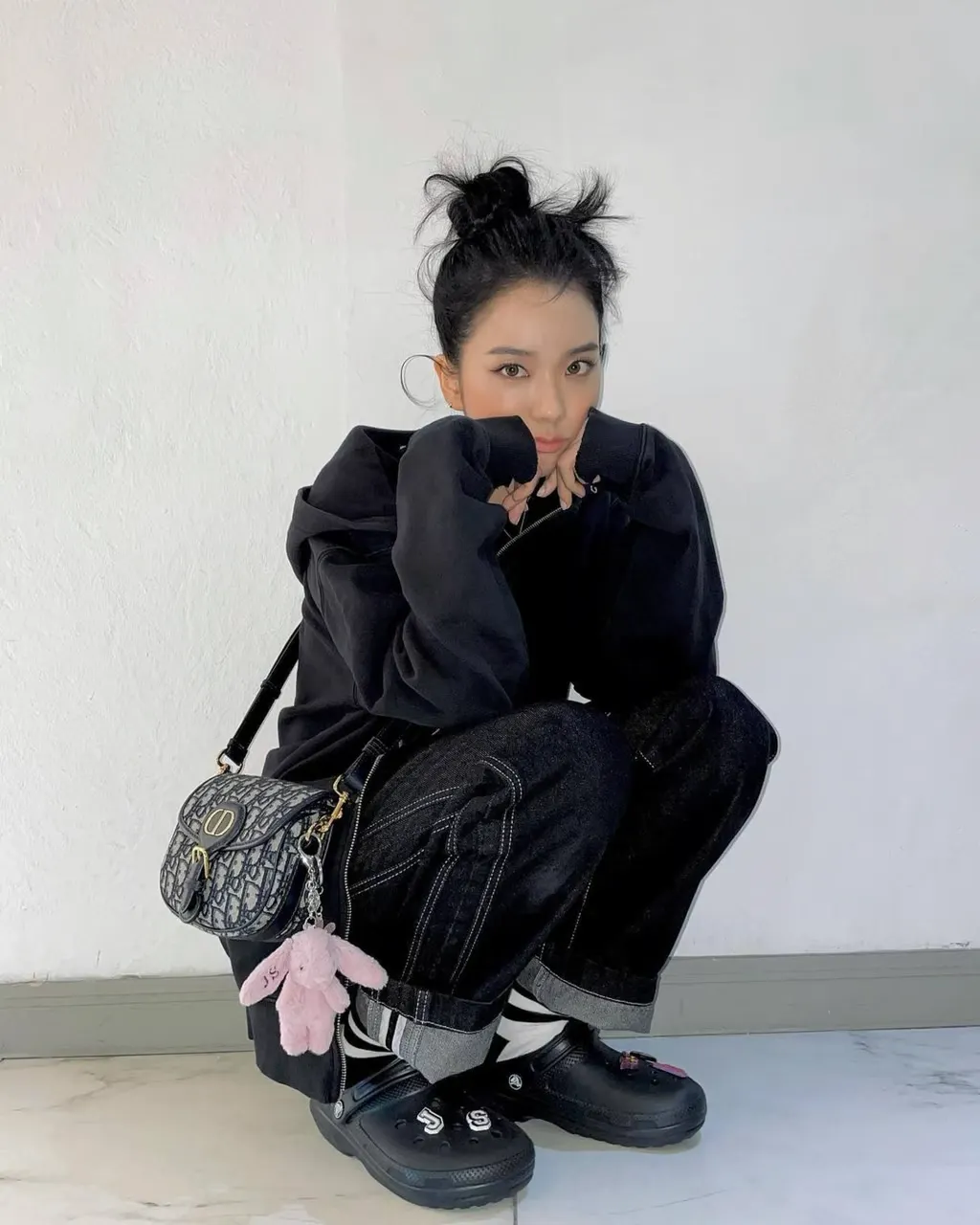 Jisoo với túi Dior đeo vai có charm