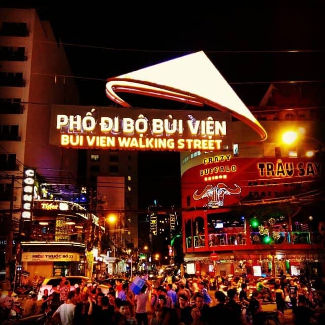 Khu phố Bùi Viện sôi động về đêm