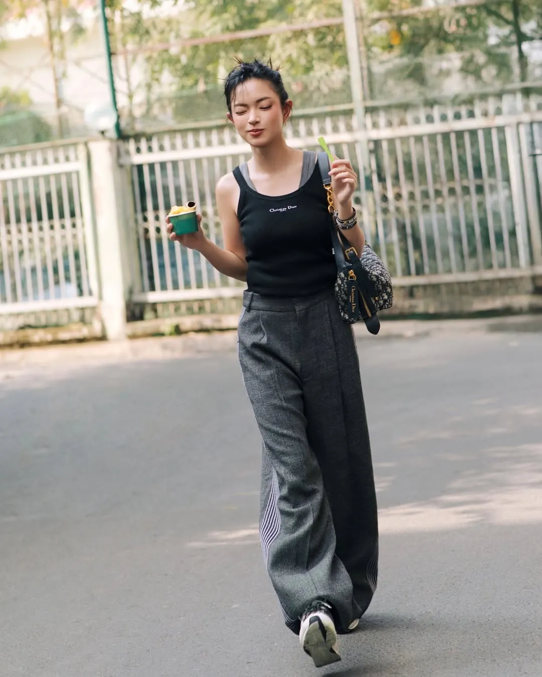 Châu Bùi mặc áo tank top phối quần ống rộng