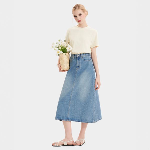 Chân váy midi denim phối áo thun phù hợp nhiều bối cảnh thường ngày