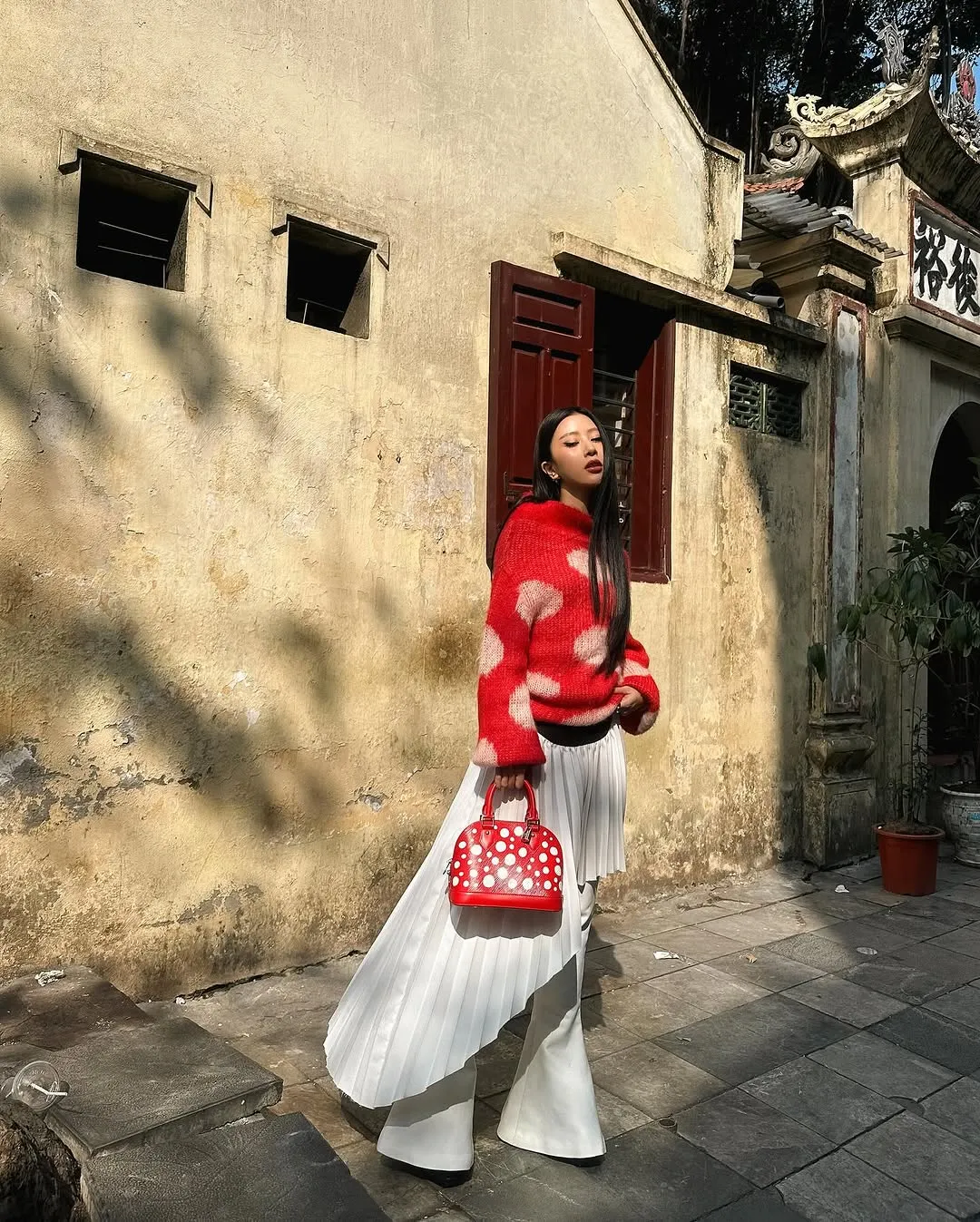 Quỳnh Anh Shyn nổi bật trong chiếc áo len đỏ ngày đầu xuân