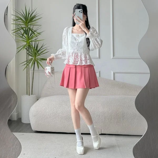 Chân váy ngắn phối cùng áo cổ vuông