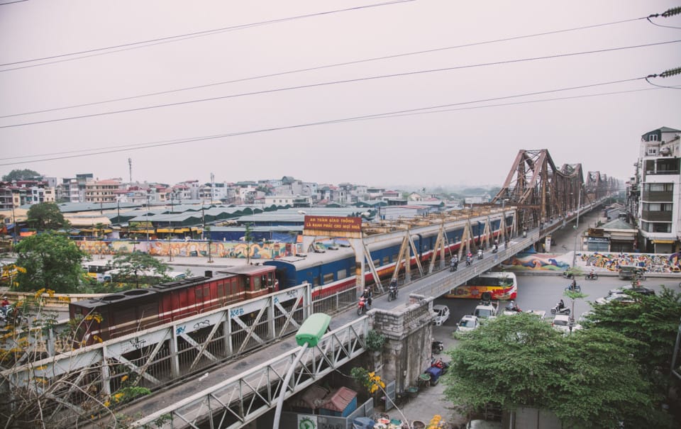 Cầu Long Biên nhìn từ bờ sông Hồng