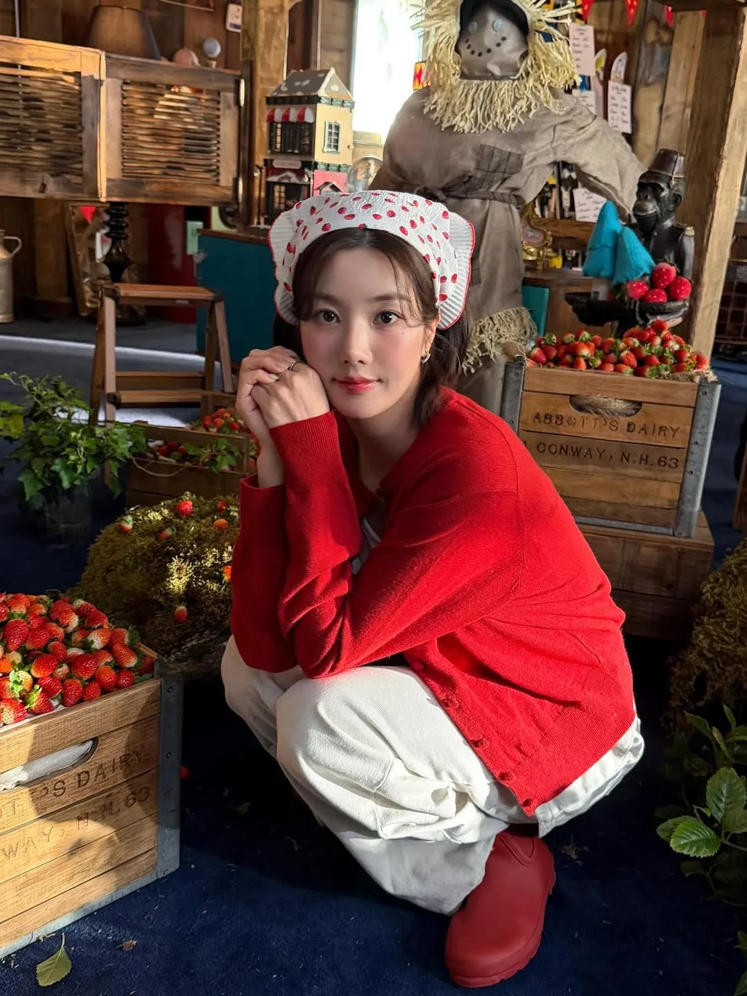 Kwon Eun-bi ngọt ngào với khăn bandana họa tiết quả dâu