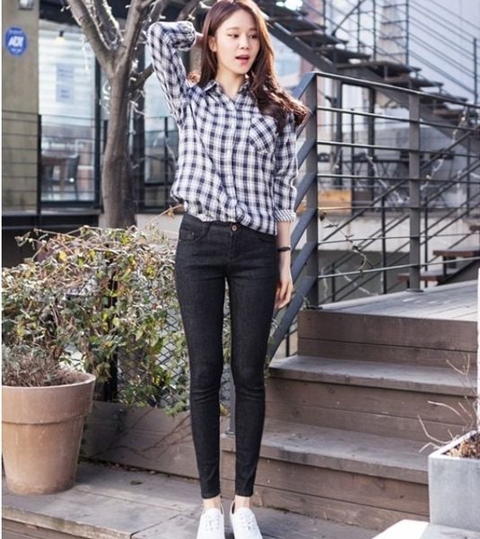 Sơ mi caro phối cùng quần legging