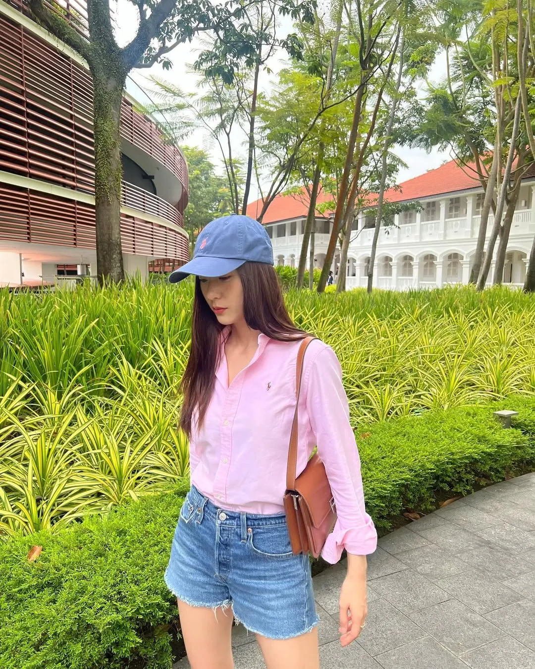 Áo sơ mi kẻ phối với quần đùi jeans, gợi ý từ bài gốc