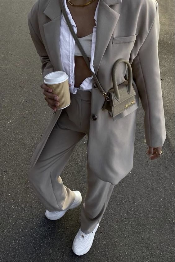 Áo sơ mi cổ đức thanh lịch kết hợp cùng blazer tối màu công sở