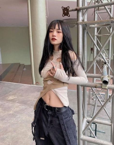 Áo cutout phối quần cạp cao trong phong cách Acubi Style