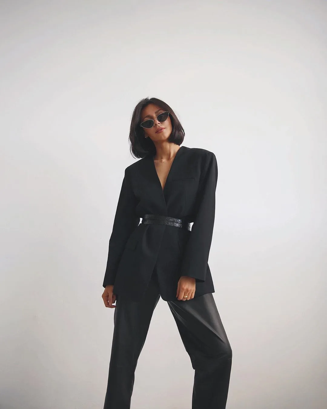 Mặc đồ công sở áo blazer đen thắt lưng đen