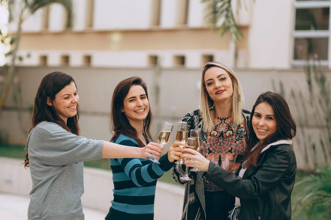 Các khách mời nữ cụng ly rượu champagne đúng giờ tại buổi tiệc