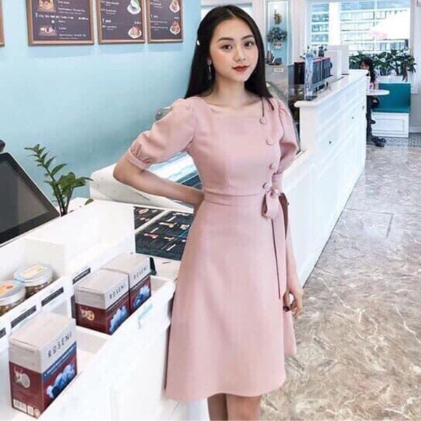 Mẫu váy hồng pastel nhẹ nhàng tôn lên nét nữ tính mềm mại và che giấu nhược điểm vóc dáng gầy