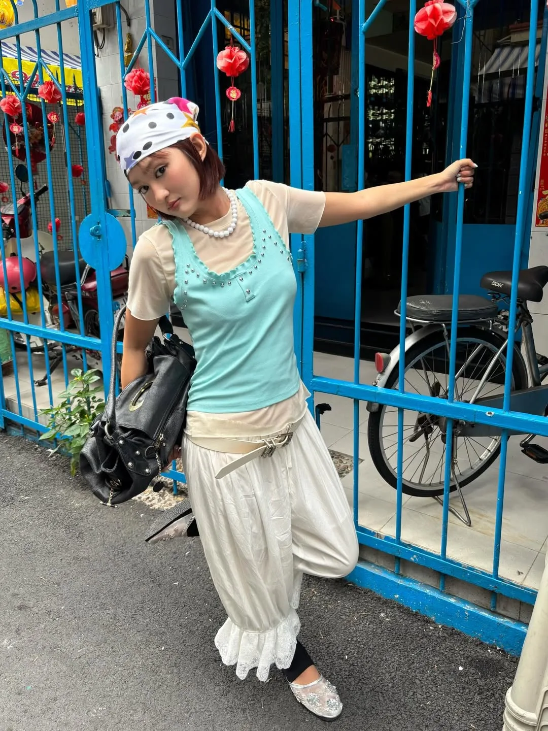 Tank top kết hợp cùng lớp áo xuyên thấu tạo cảm giác mềm và thanh