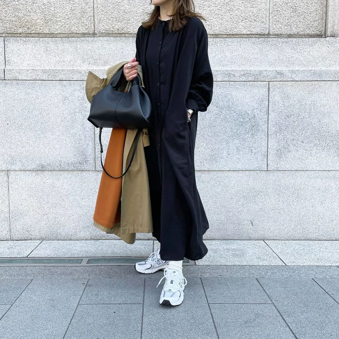 Đầm sơ mi suông đen phối sneakers công sở