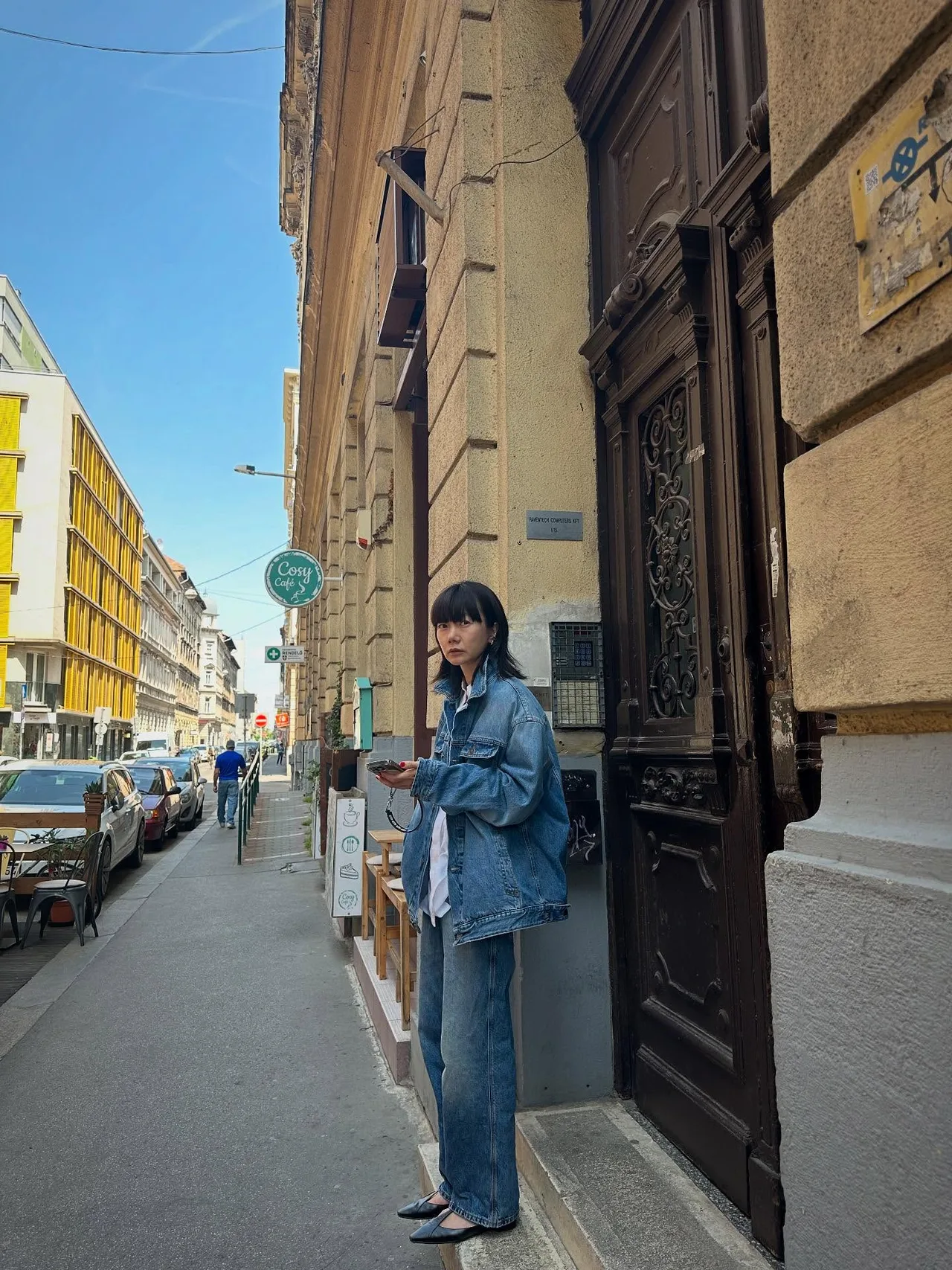 Denim-on-denim phóng khoáng như Bae Doona, phù hợp tinh thần giao mùa