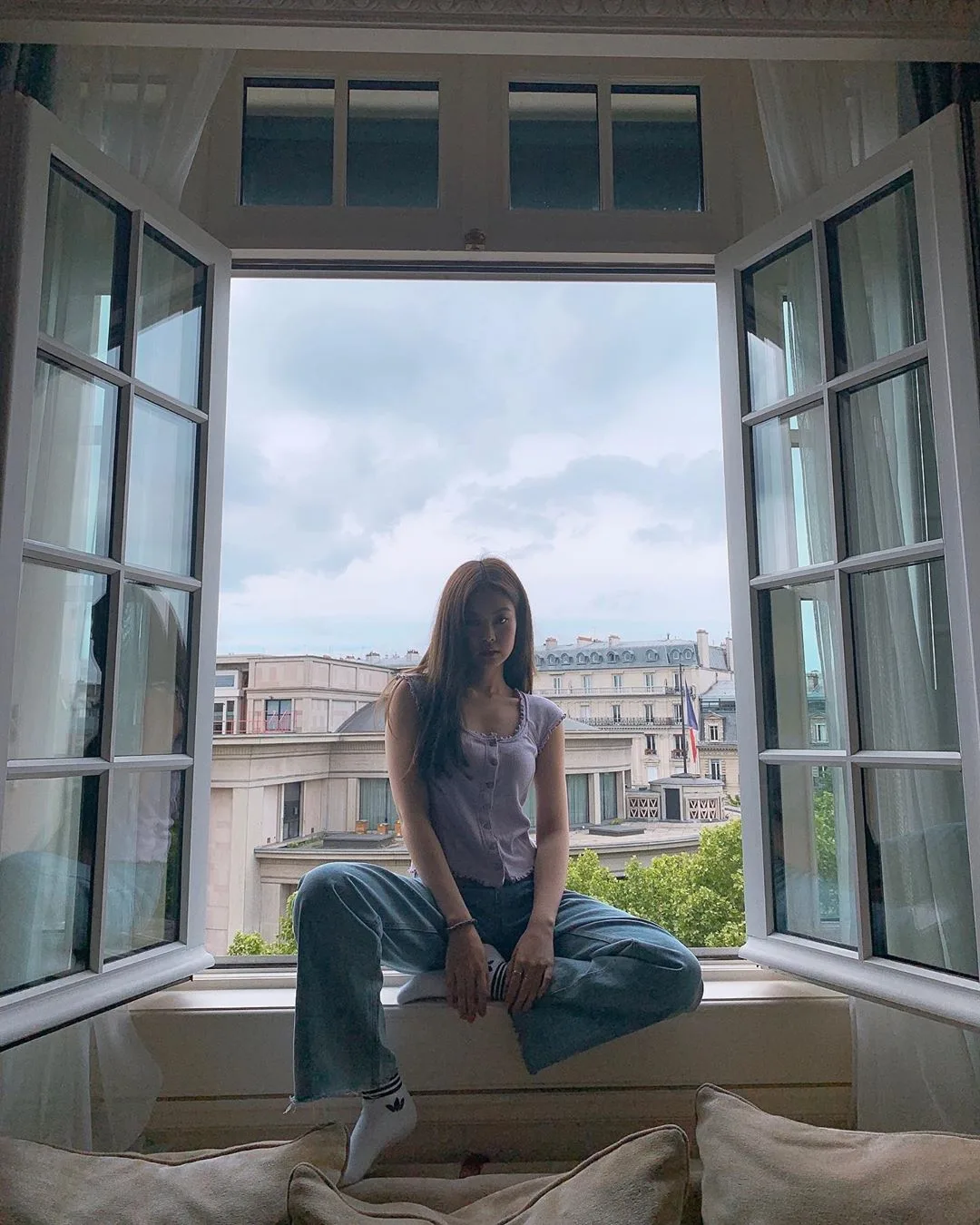 Jennie Blackpink diện quần jeans ống rộng - xu hướng thời trang Ugly