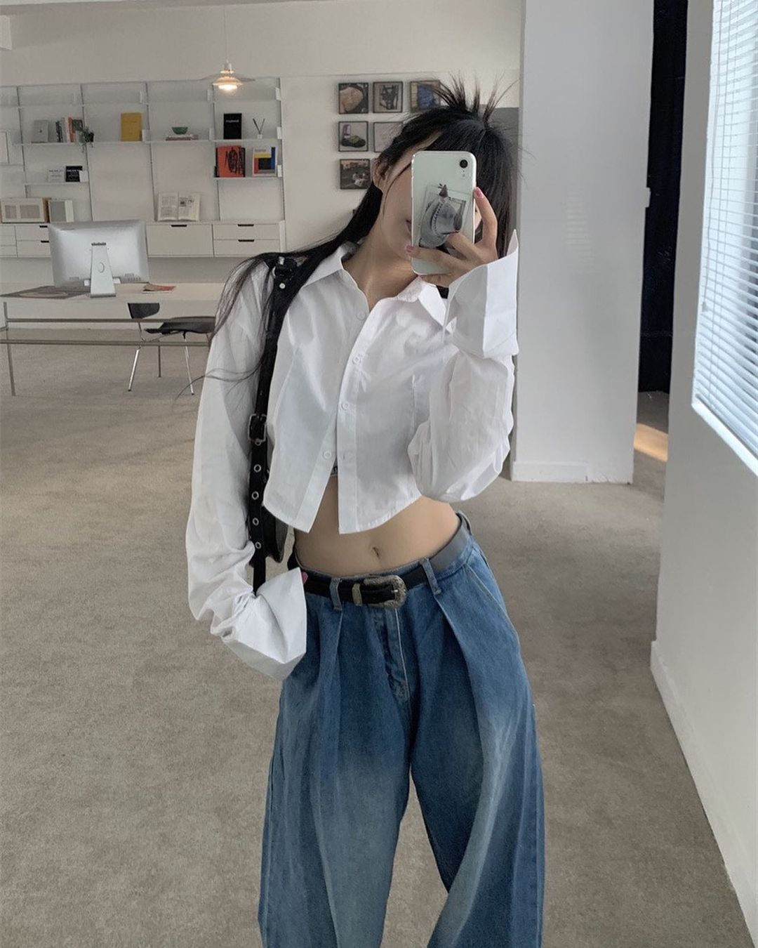Sơ mi croptop phối quần jean dài