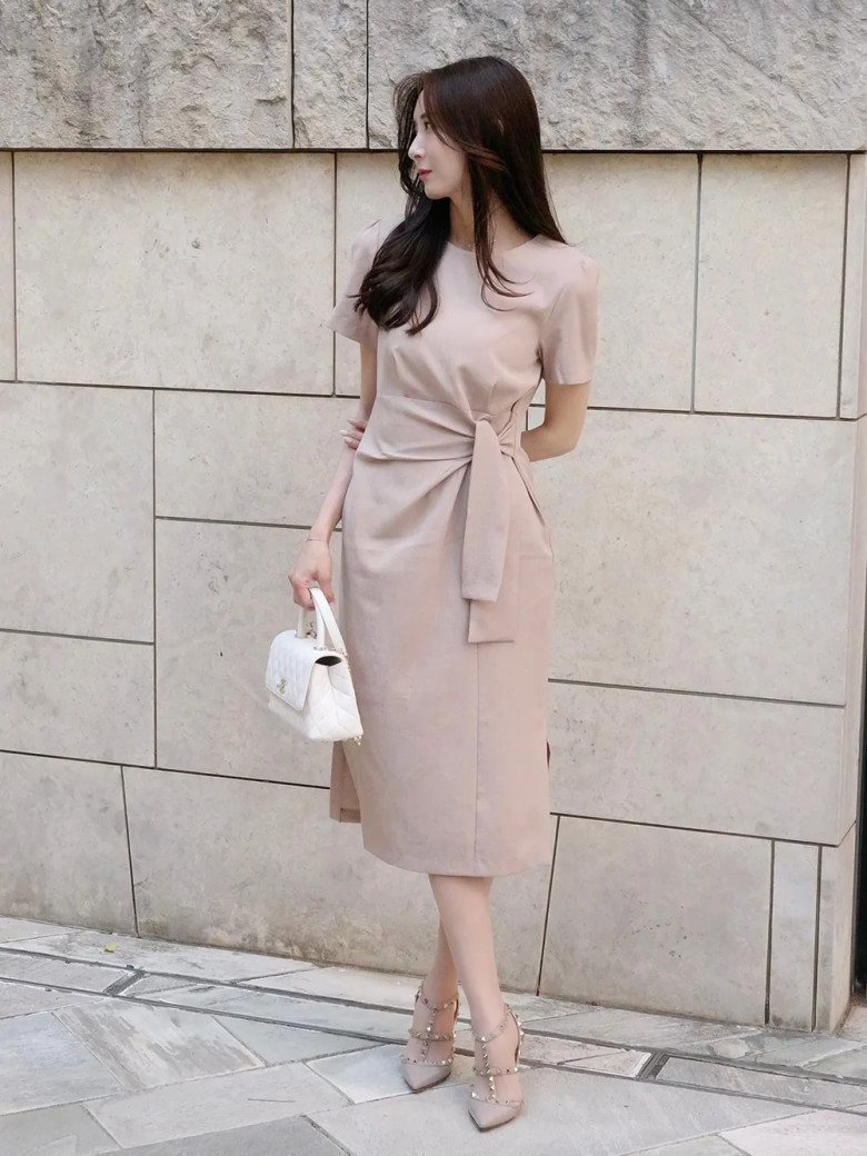 Váy liền nhấn eo giúp mặc đẹp nhanh mà vẫn nữ tính, chỉn chu.