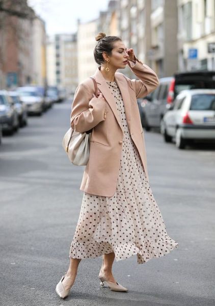 Áo blazer kết hợp đầm maxi thướt tha
