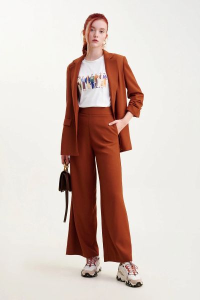 Sự thanh lịch của quần ống suông và áo blazer